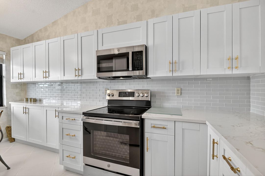 For Sale: $225,000 (2 beds, 2 baths, 1186 Square Feet)