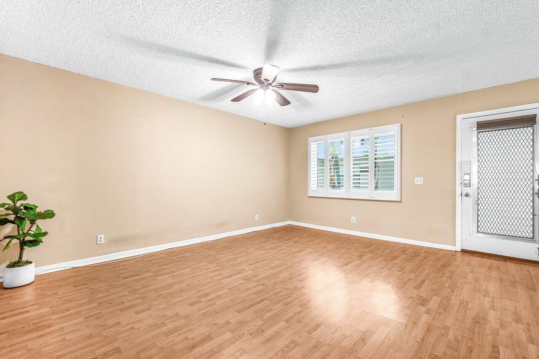 待售: $115,000 (2 贝兹, 2 浴室, 910 平方英尺)