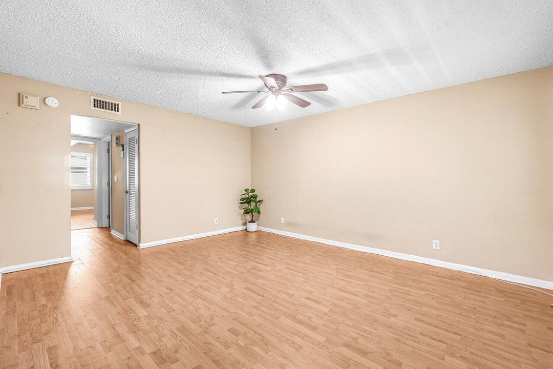 待售: $115,000 (2 贝兹, 2 浴室, 910 平方英尺)