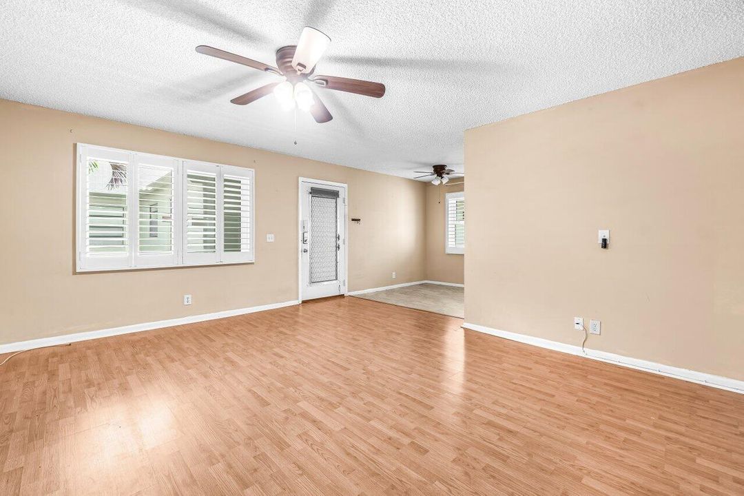 待售: $115,000 (2 贝兹, 2 浴室, 910 平方英尺)