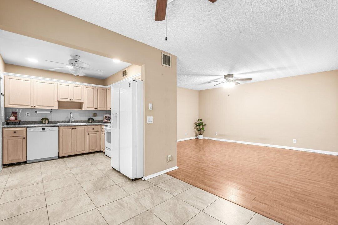 待售: $115,000 (2 贝兹, 2 浴室, 910 平方英尺)