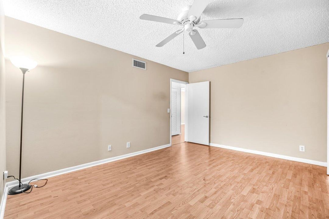 待售: $115,000 (2 贝兹, 2 浴室, 910 平方英尺)