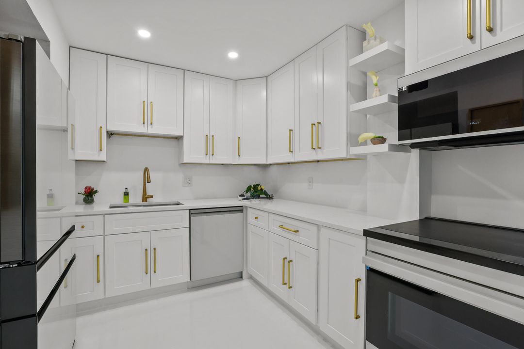 Active With Contract: $10,000 (1 beds, 1 baths, 868 Square Feet)