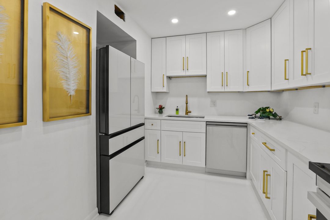 Active With Contract: $10,000 (1 beds, 1 baths, 868 Square Feet)