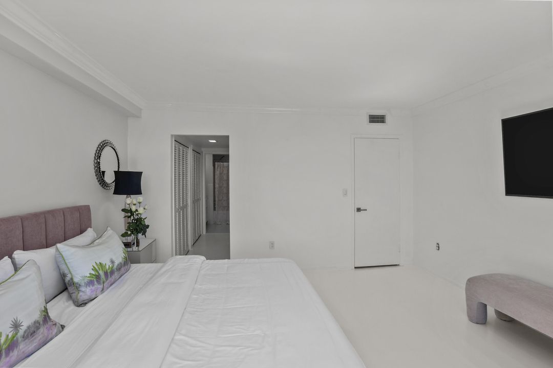 Active With Contract: $10,000 (1 beds, 1 baths, 868 Square Feet)