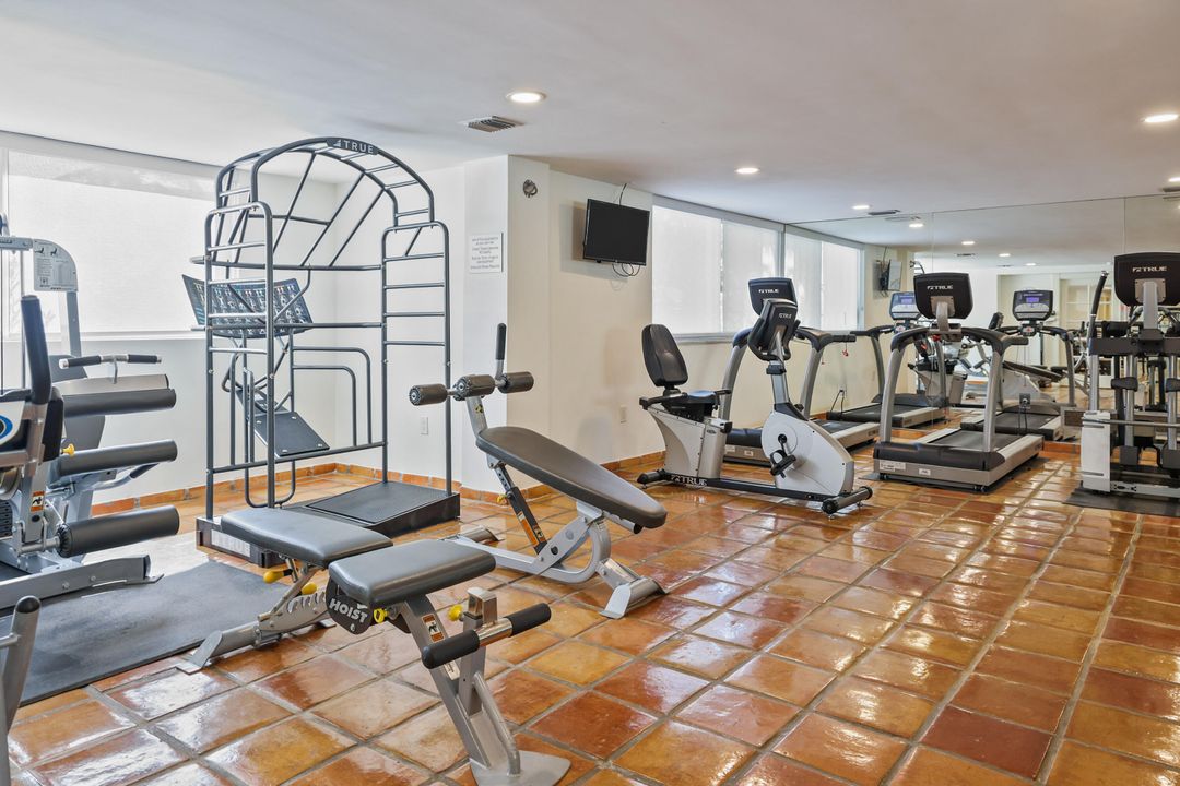 Active With Contract: $10,000 (1 beds, 1 baths, 868 Square Feet)