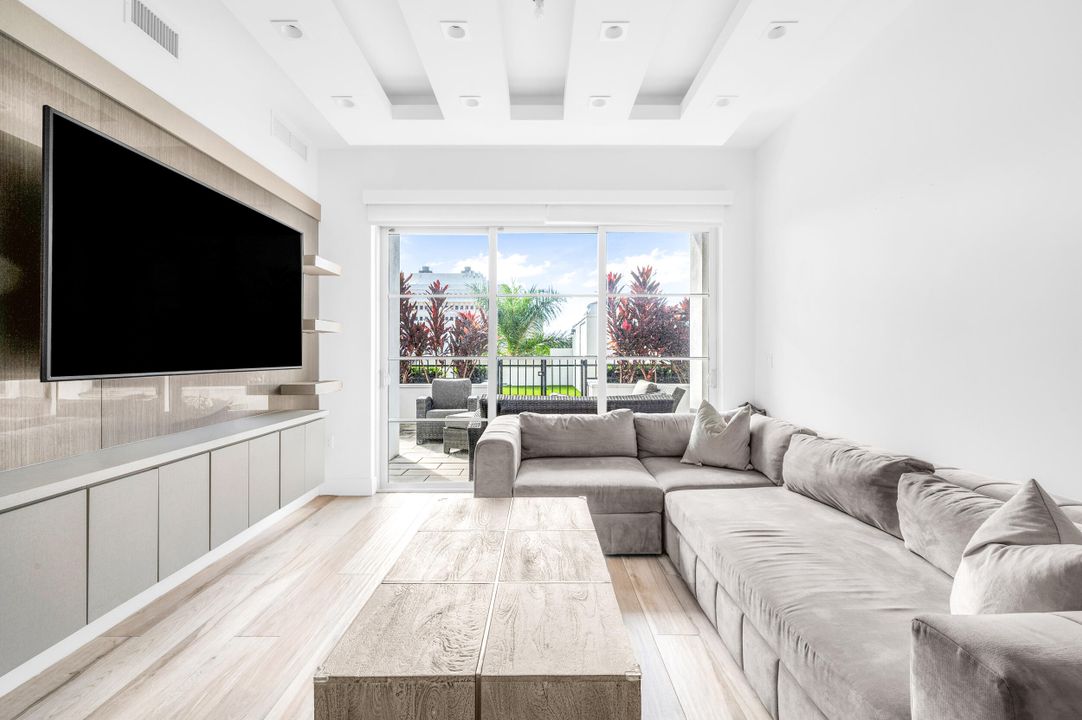 For Sale: $1,199,000 (2 beds, 2 baths, 1148 Square Feet)