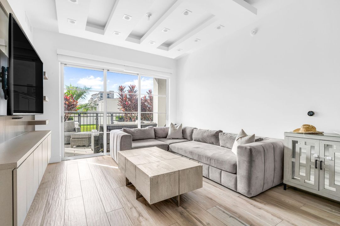 For Sale: $1,199,000 (2 beds, 2 baths, 1148 Square Feet)