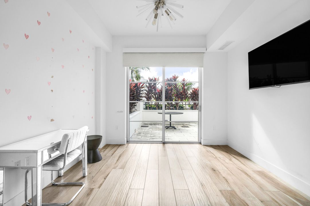 For Sale: $1,199,000 (2 beds, 2 baths, 1148 Square Feet)