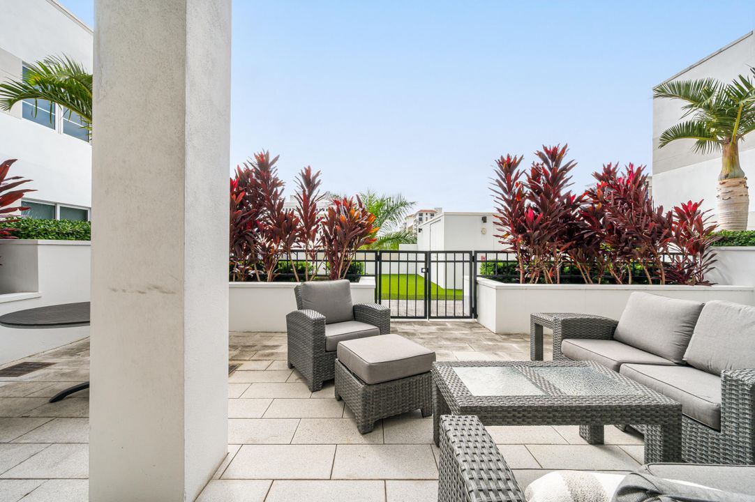 For Sale: $1,199,000 (2 beds, 2 baths, 1148 Square Feet)