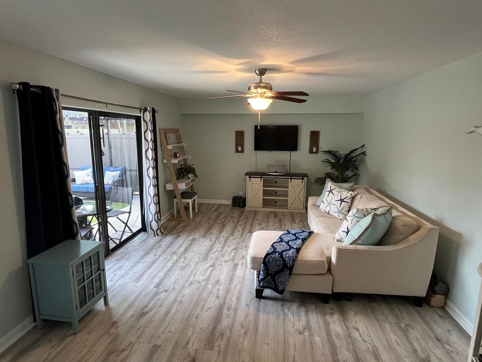 В аренду: $2,200 (2 спален, 2 ванн, 1236 Квадратных фут)