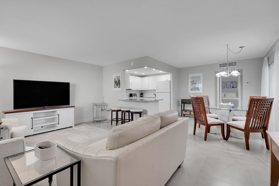 For Rent: $1,700 (1 beds, 1 baths, 720 Square Feet)