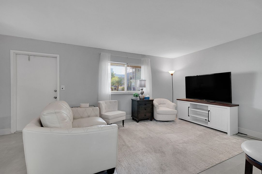 For Rent: $1,700 (1 beds, 1 baths, 720 Square Feet)