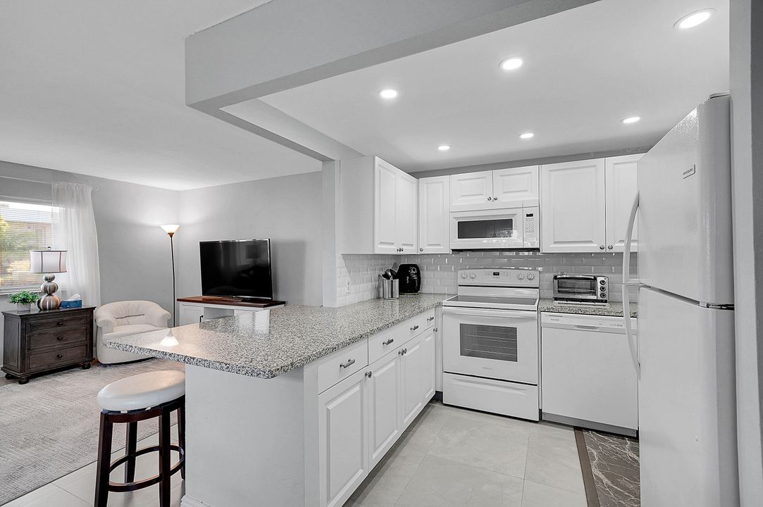 For Rent: $1,700 (1 beds, 1 baths, 720 Square Feet)