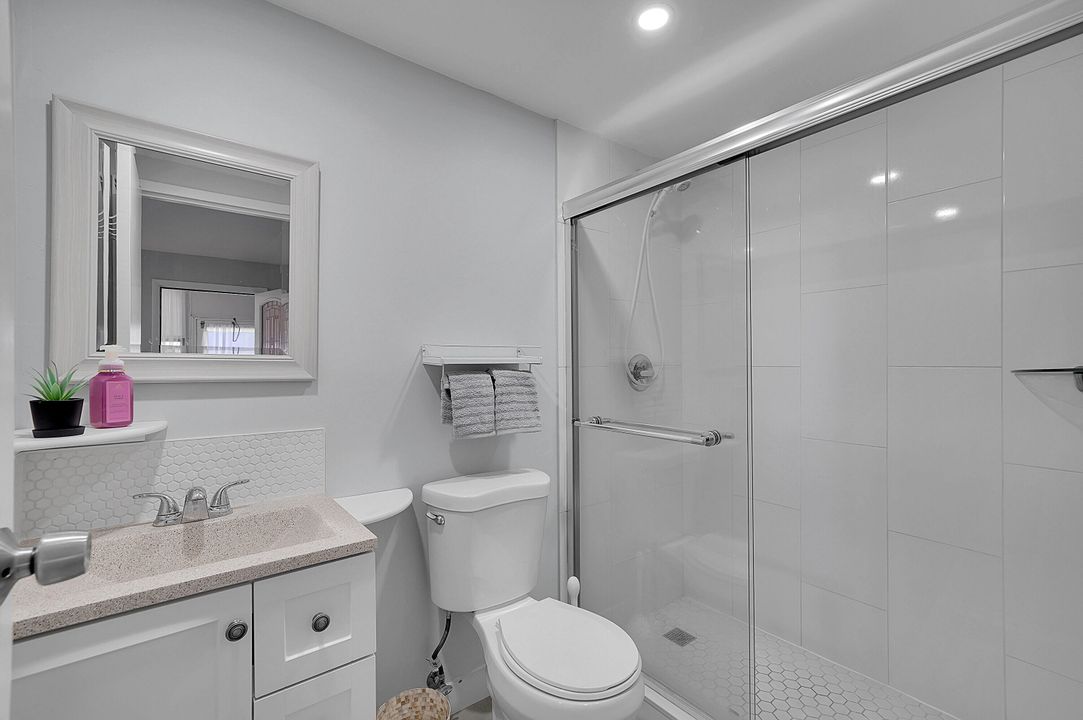 For Rent: $1,700 (1 beds, 1 baths, 720 Square Feet)