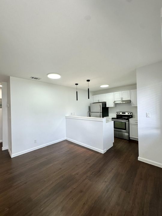 For Rent: $1,770 (2 beds, 0 baths, 800 Square Feet)