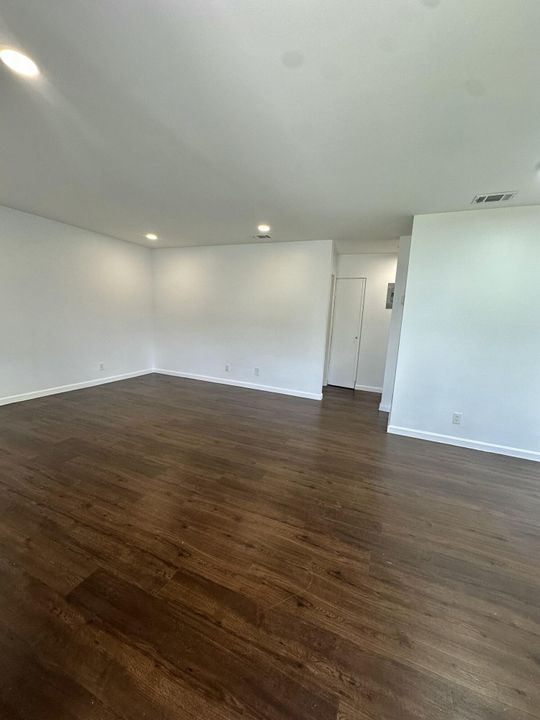 For Rent: $1,770 (2 beds, 0 baths, 800 Square Feet)