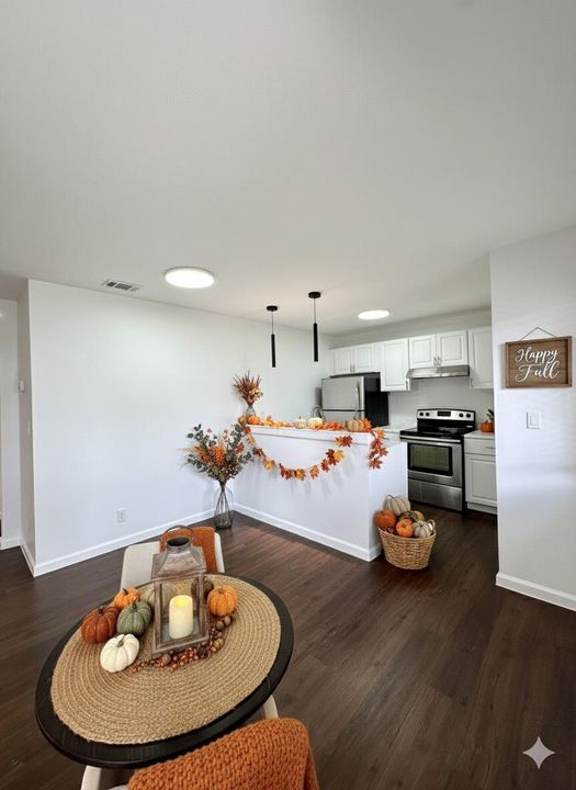 For Rent: $1,770 (2 beds, 0 baths, 800 Square Feet)