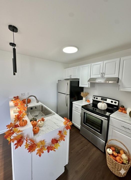 For Rent: $1,770 (2 beds, 0 baths, 800 Square Feet)