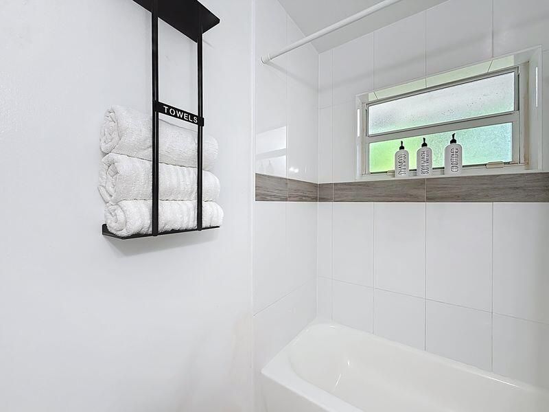 For Rent: $4,500 (2 beds, 1 baths, 900 Square Feet)