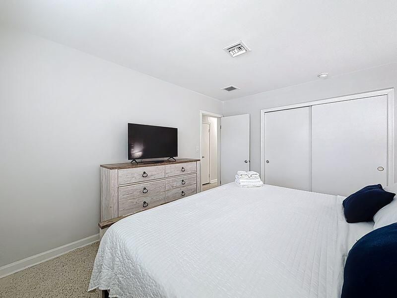 For Rent: $4,500 (2 beds, 1 baths, 900 Square Feet)