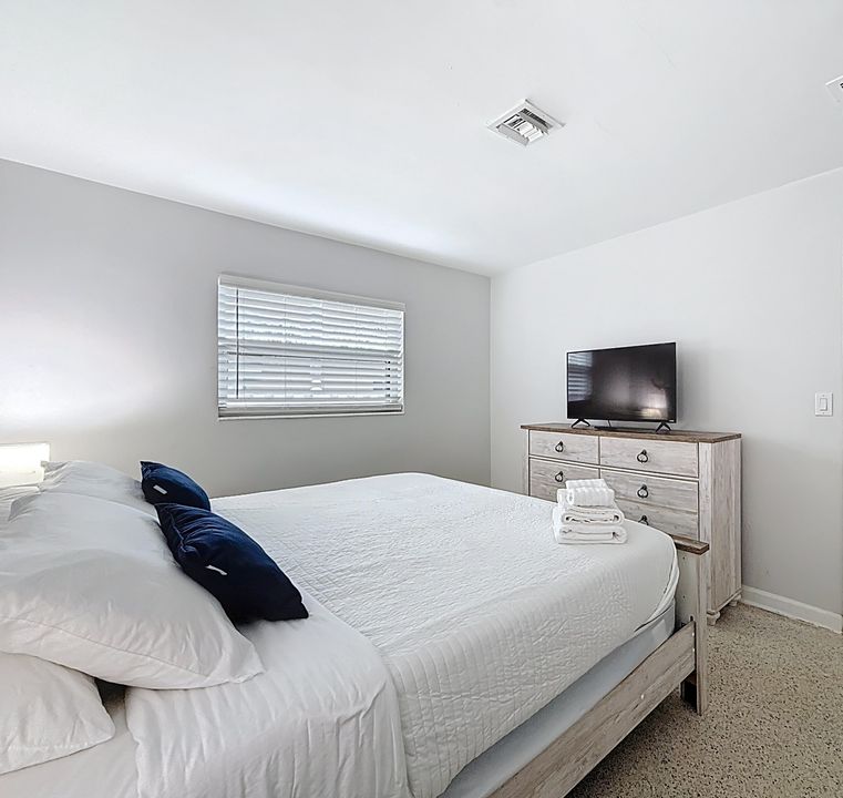 For Rent: $4,500 (2 beds, 1 baths, 900 Square Feet)