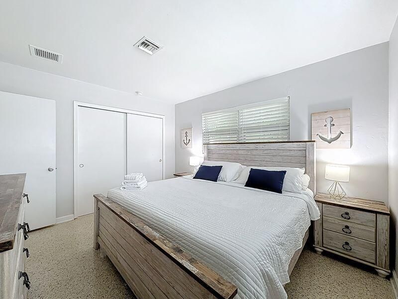 For Rent: $4,500 (2 beds, 1 baths, 900 Square Feet)