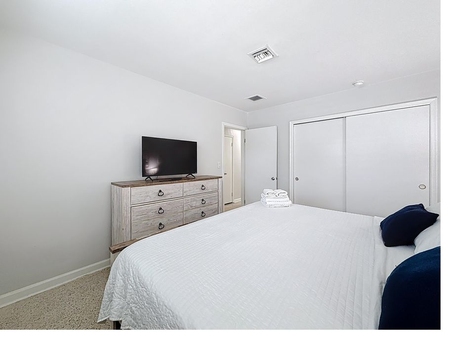 For Rent: $4,500 (2 beds, 1 baths, 900 Square Feet)