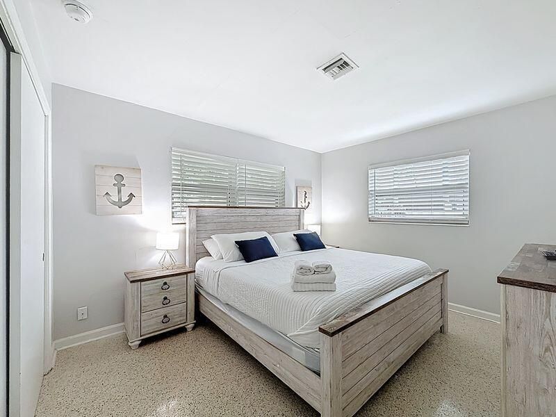 For Rent: $4,500 (2 beds, 1 baths, 900 Square Feet)