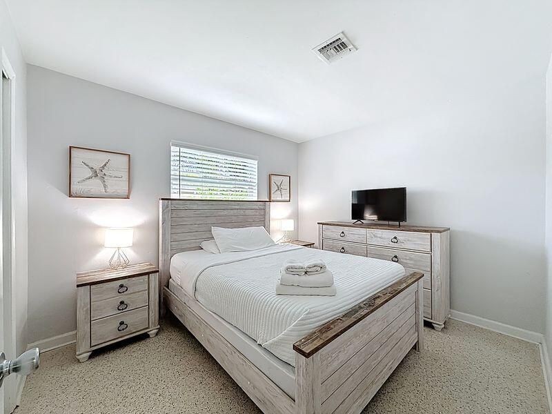 For Rent: $4,500 (2 beds, 1 baths, 900 Square Feet)