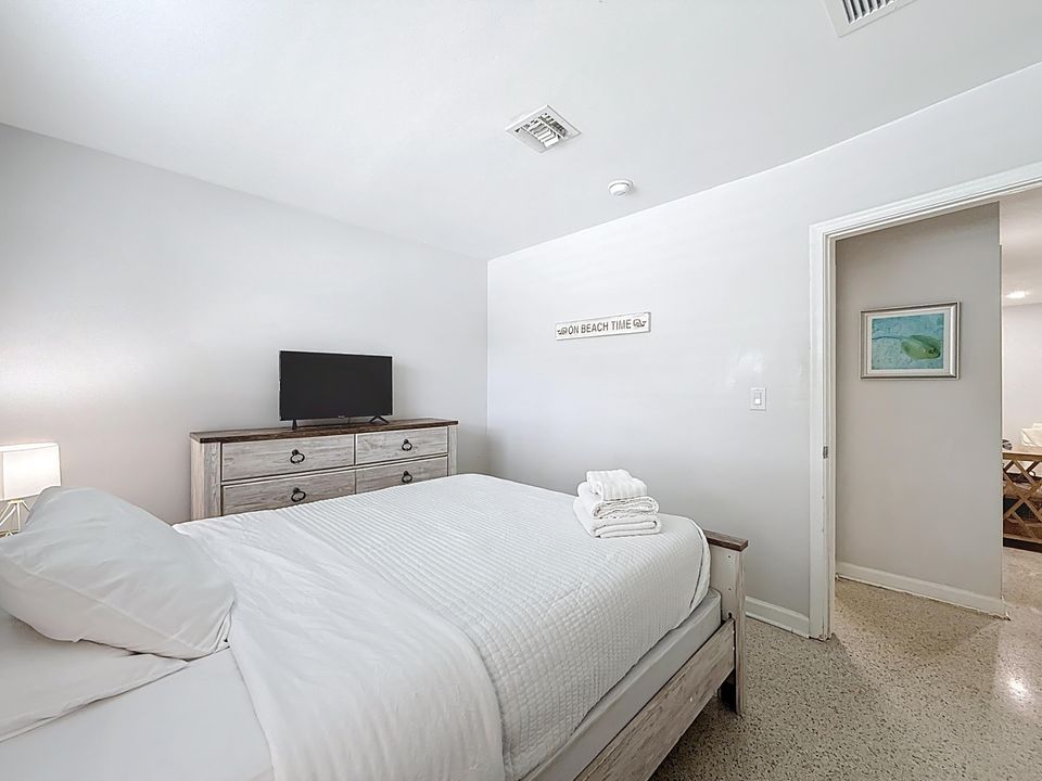 For Rent: $4,500 (2 beds, 1 baths, 900 Square Feet)