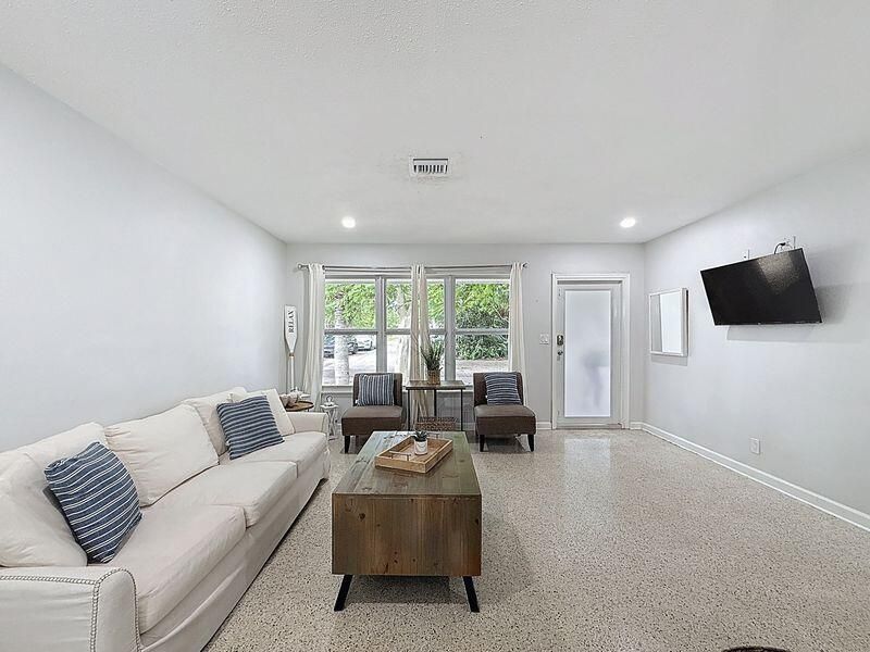 For Rent: $4,500 (2 beds, 1 baths, 900 Square Feet)