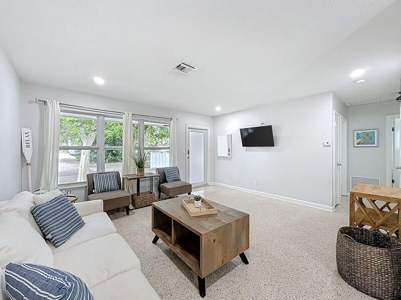 For Rent: $4,500 (2 beds, 1 baths, 900 Square Feet)