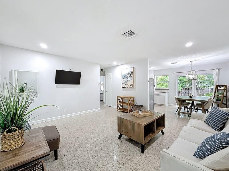 For Rent: $4,500 (2 beds, 1 baths, 900 Square Feet)