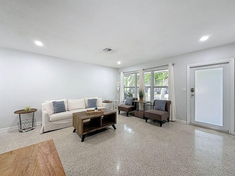 For Rent: $4,500 (2 beds, 1 baths, 900 Square Feet)