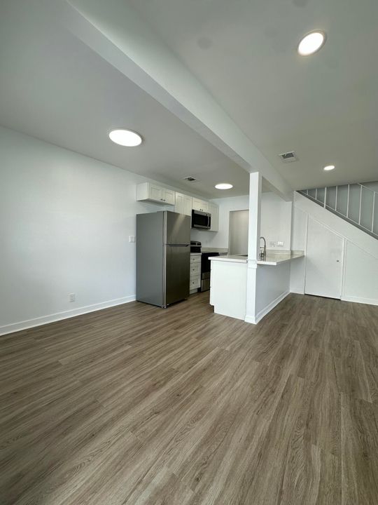 For Rent: $1,850 (2 beds, 1 baths, 980 Square Feet)