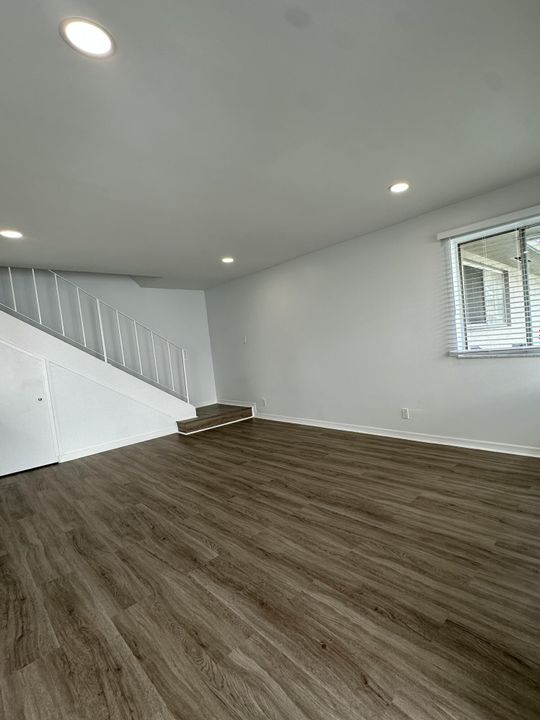 For Rent: $1,850 (2 beds, 1 baths, 980 Square Feet)