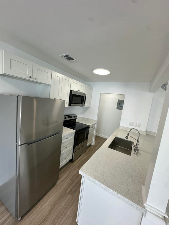 For Rent: $1,850 (2 beds, 1 baths, 980 Square Feet)