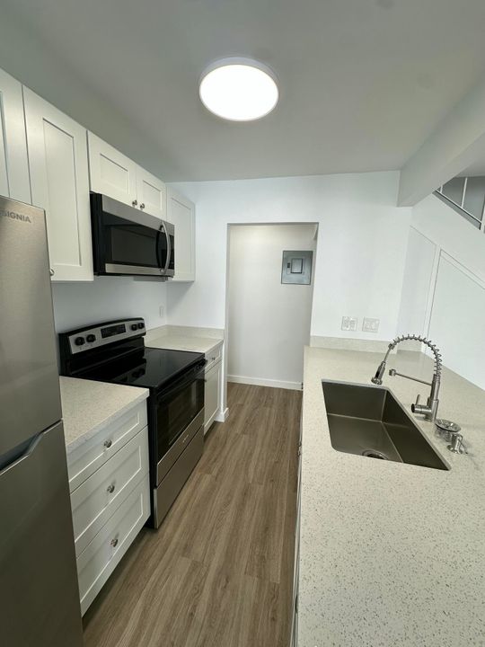 For Rent: $1,850 (2 beds, 1 baths, 980 Square Feet)