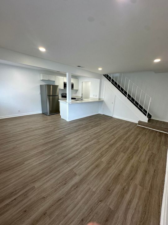 For Rent: $1,850 (2 beds, 1 baths, 980 Square Feet)