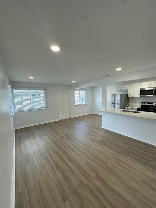 For Rent: $1,850 (2 beds, 1 baths, 980 Square Feet)