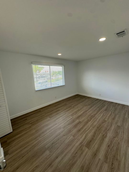 For Rent: $1,850 (2 beds, 1 baths, 980 Square Feet)