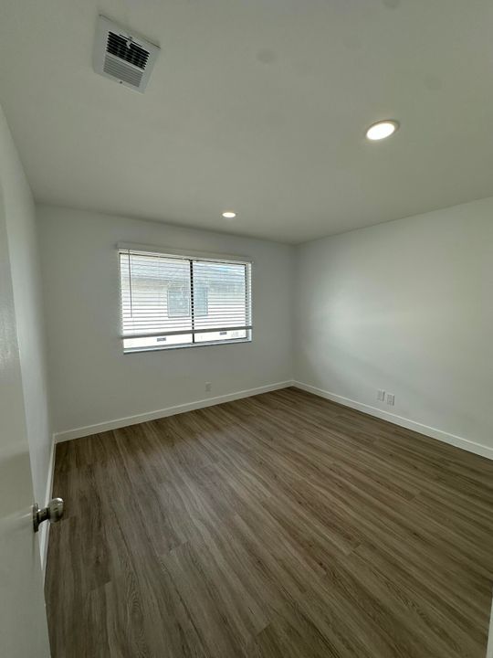 For Rent: $1,850 (2 beds, 1 baths, 980 Square Feet)