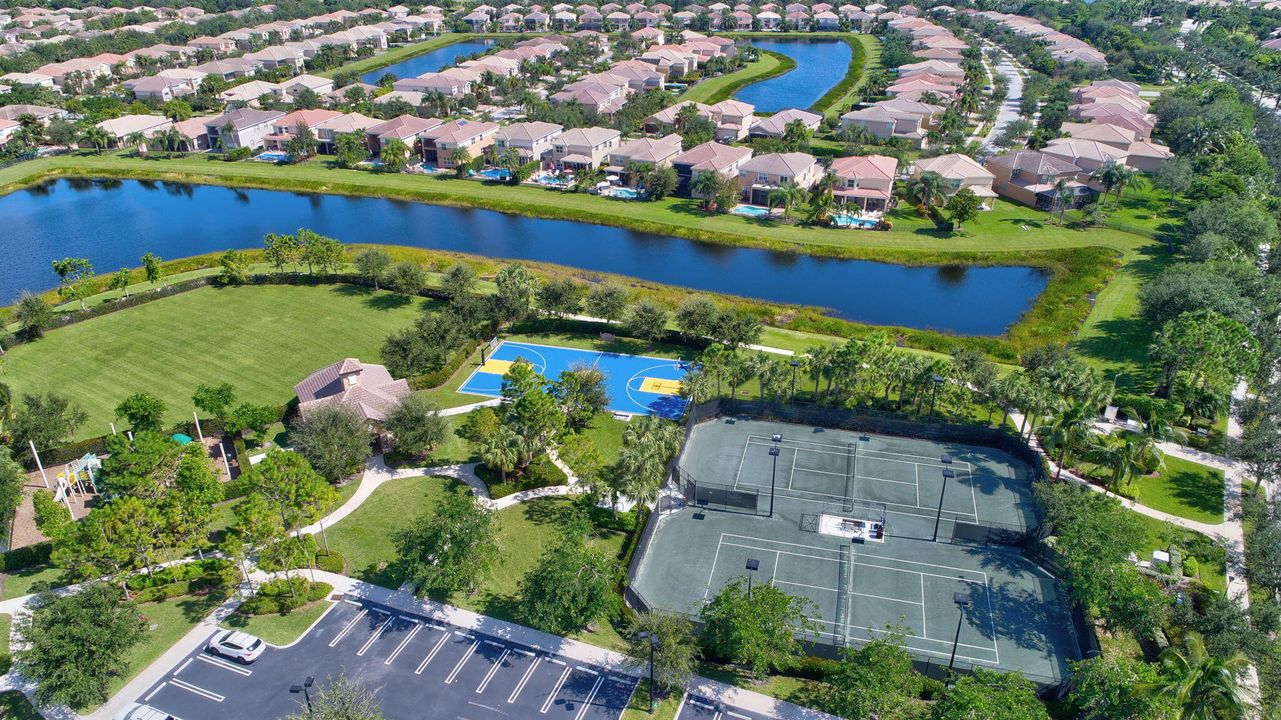 For Sale: $884,900 (5 beds, 3 baths, 2833 Square Feet)