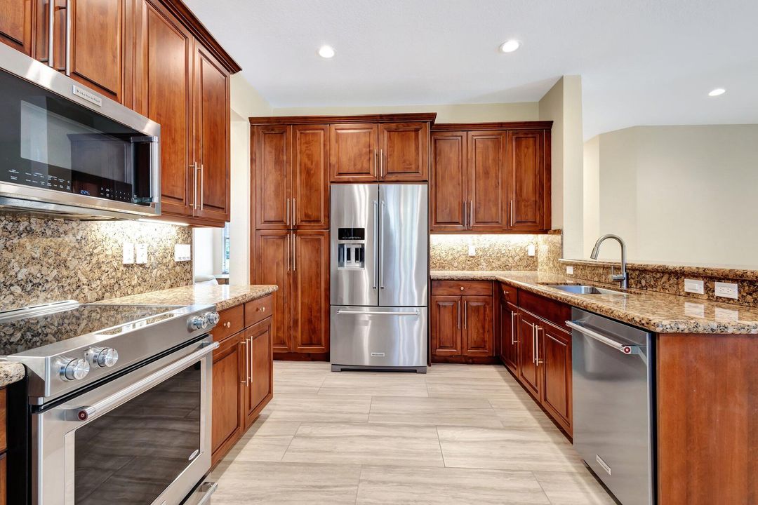 For Sale: $884,900 (5 beds, 3 baths, 2833 Square Feet)