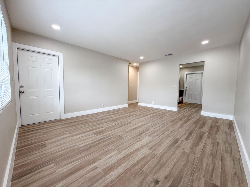 Recently Rented: $1,750 (2 beds, 1 baths, 750 Square Feet)