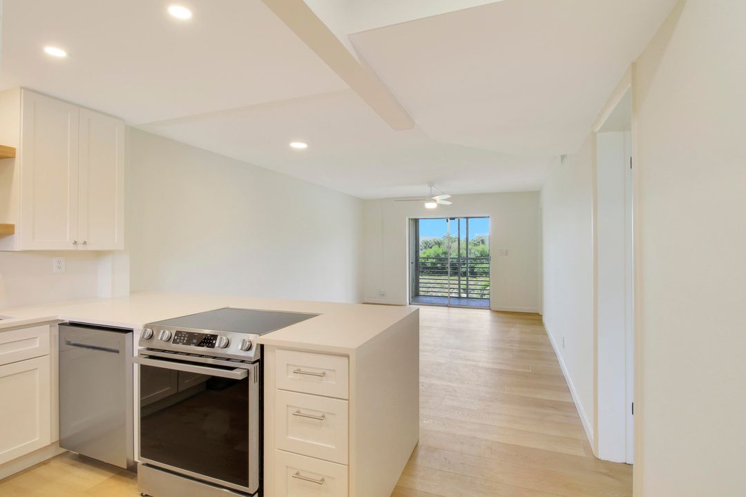 For Sale: $185,000 (2 beds, 1 baths, 894 Square Feet)