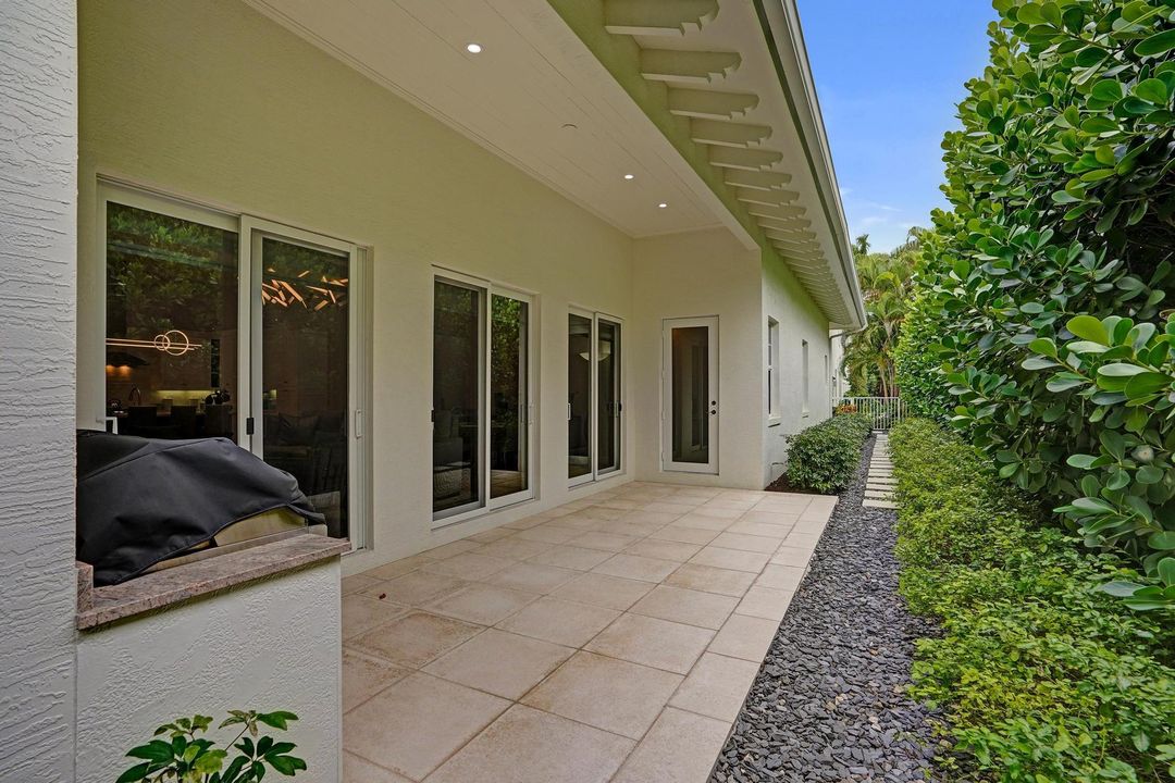 For Sale: $1,875,000 (4 beds, 2 baths, 2495 Square Feet)