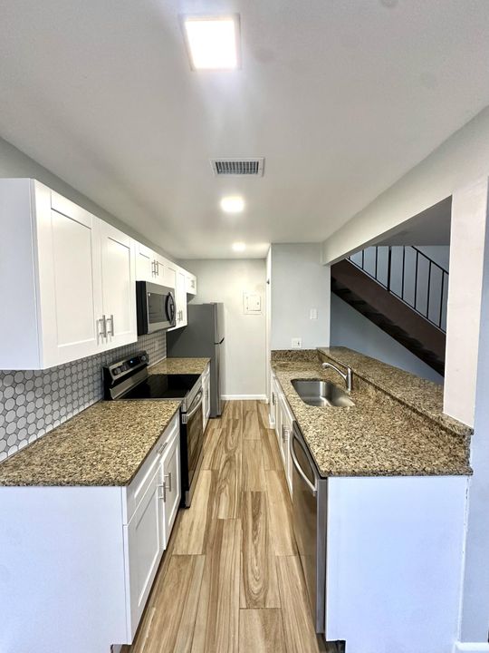 For Rent: $1,825 (2 beds, 1 baths, 980 Square Feet)