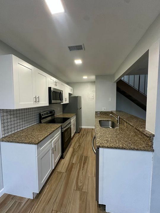 For Rent: $1,825 (2 beds, 1 baths, 980 Square Feet)